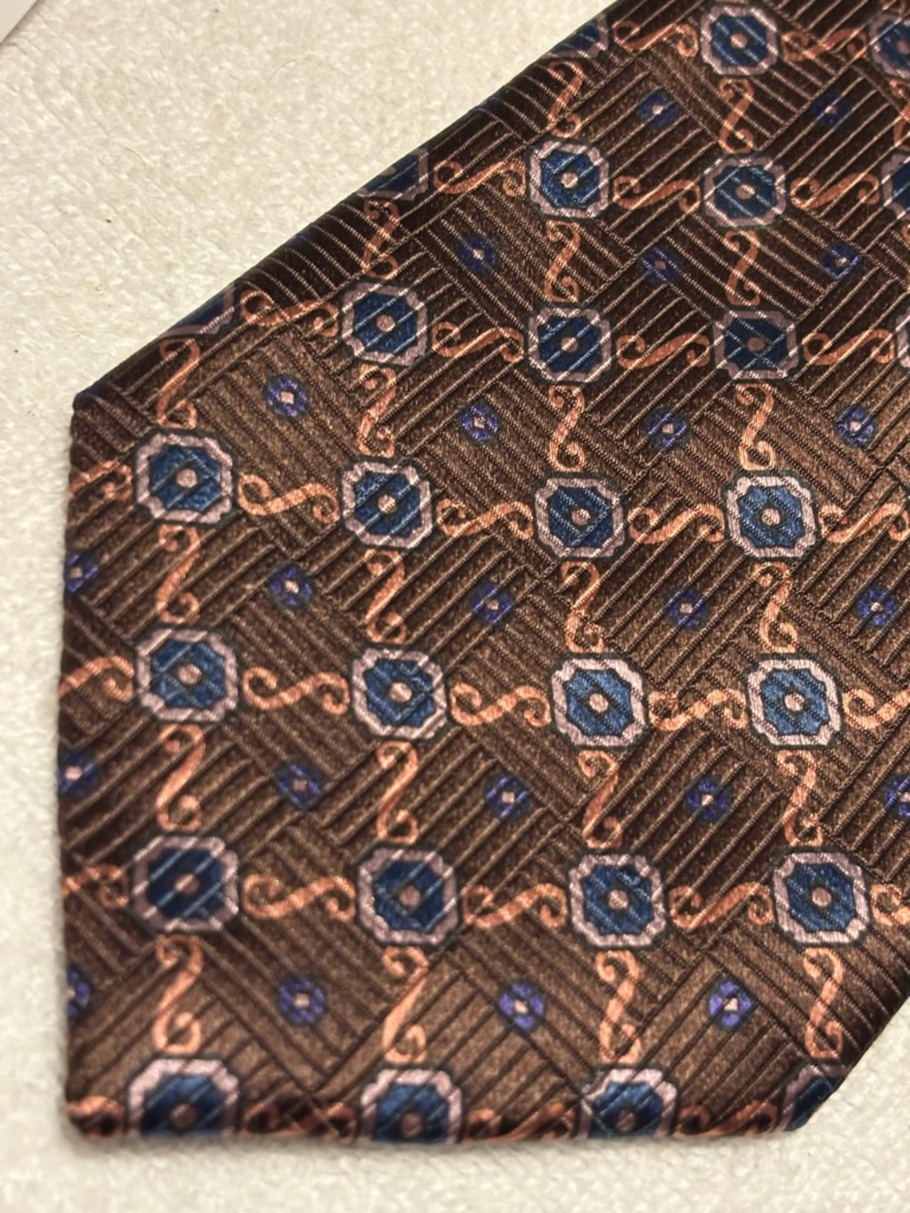 Brand New Corporate Power Tie By JOS A. BANK (Signature Gold)